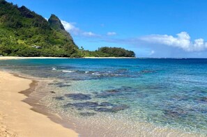 Chaises longues, serviettes de plage