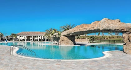 Gorgeous lakefront pool home with golf coarse view - Birdie