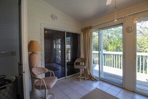 Interior - Charming 2 BR home 5 minutes from Anna Maria Island - Don't Worry Beach Happy (Bradenton)