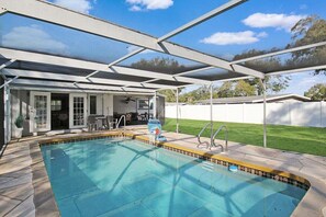 A heated pool - Bright and cozy pool home in Sarasota - Bali Poolside (Sarasota)