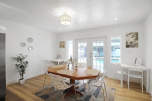 Dining - Bright and cozy pool home in Sarasota - Bali Poolside (Sarasota)