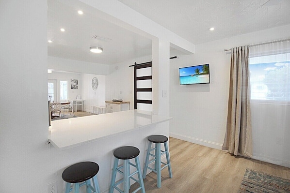 Interior - Bright and cozy pool home in Sarasota - Bali Poolside (Sarasota)