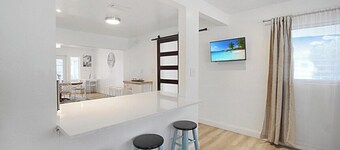 Bright and cozy pool home in Sarasota - Bali Poolside