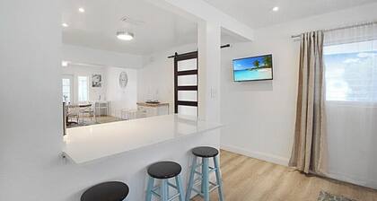 Bright and cozy pool home in Sarasota - Bali Poolside