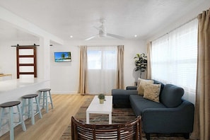 Smart TV - Bright and cozy pool home in Sarasota - Bali Poolside (Sarasota)