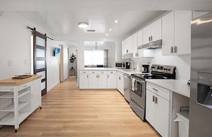 Fridge, microwave, oven, stovetop - Bright and cozy pool home in Sarasota - Bali Poolside (Sarasota)