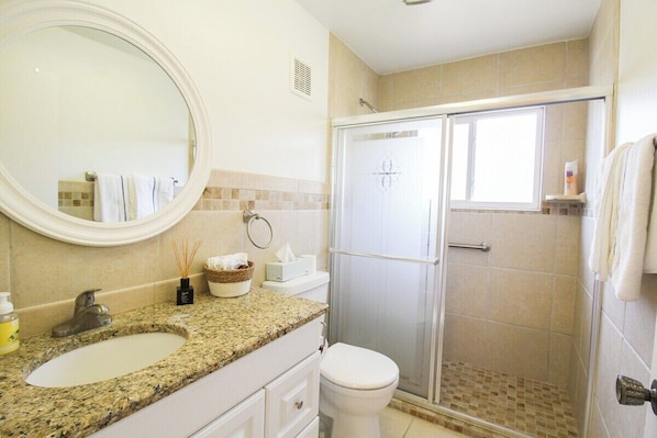 Shower, hair dryer, towels - Charming 1BR in Meadowcroft near Anna Maria Island - Villa In The Clouds (Bradenton)
