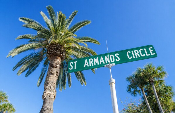 Ein Straßenschild für 'St. Armands Circle' mit einer Palme im Vordergrund.