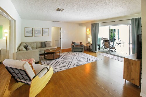 Beautiful 3 BR pool home minutes from Siesta Key - Blue Dolphin