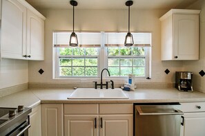 Fridge, microwave, oven, stovetop - Beautiful 3 BR pool home minutes from Siesta Key - Blue Dolphin (Sarasota)