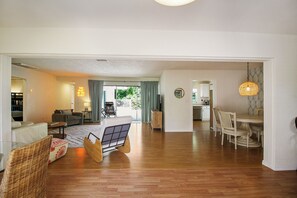 Smart TV - Beautiful 3 BR pool home minutes from Siesta Key - Blue Dolphin (Sarasota)