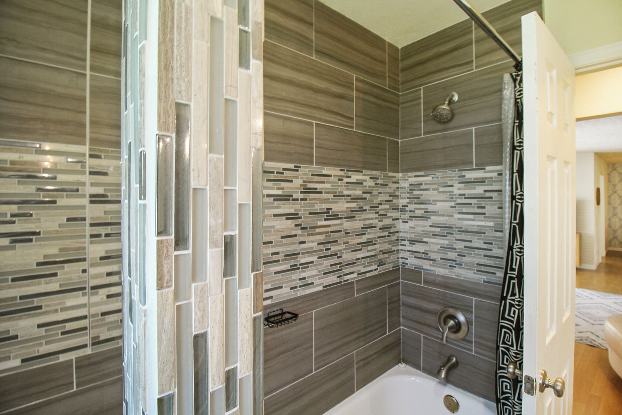 Douche, séchoir à cheveux, serviettes fournies