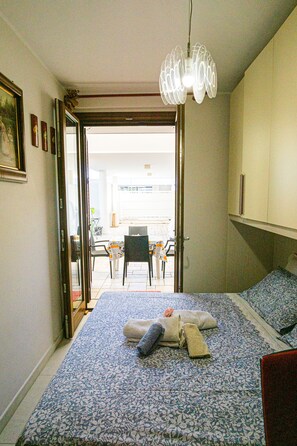 2 bedrooms, desk, iron/ironing board, travel crib - Access room (Bisceglie)