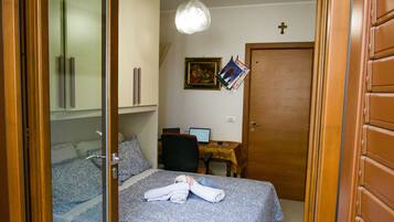 2 chambres, bureau, fer et planche Ă  repasser, lit parapluie