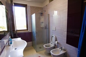Articles de toilette écologiques, sèche-cheveux, serviettes fournies