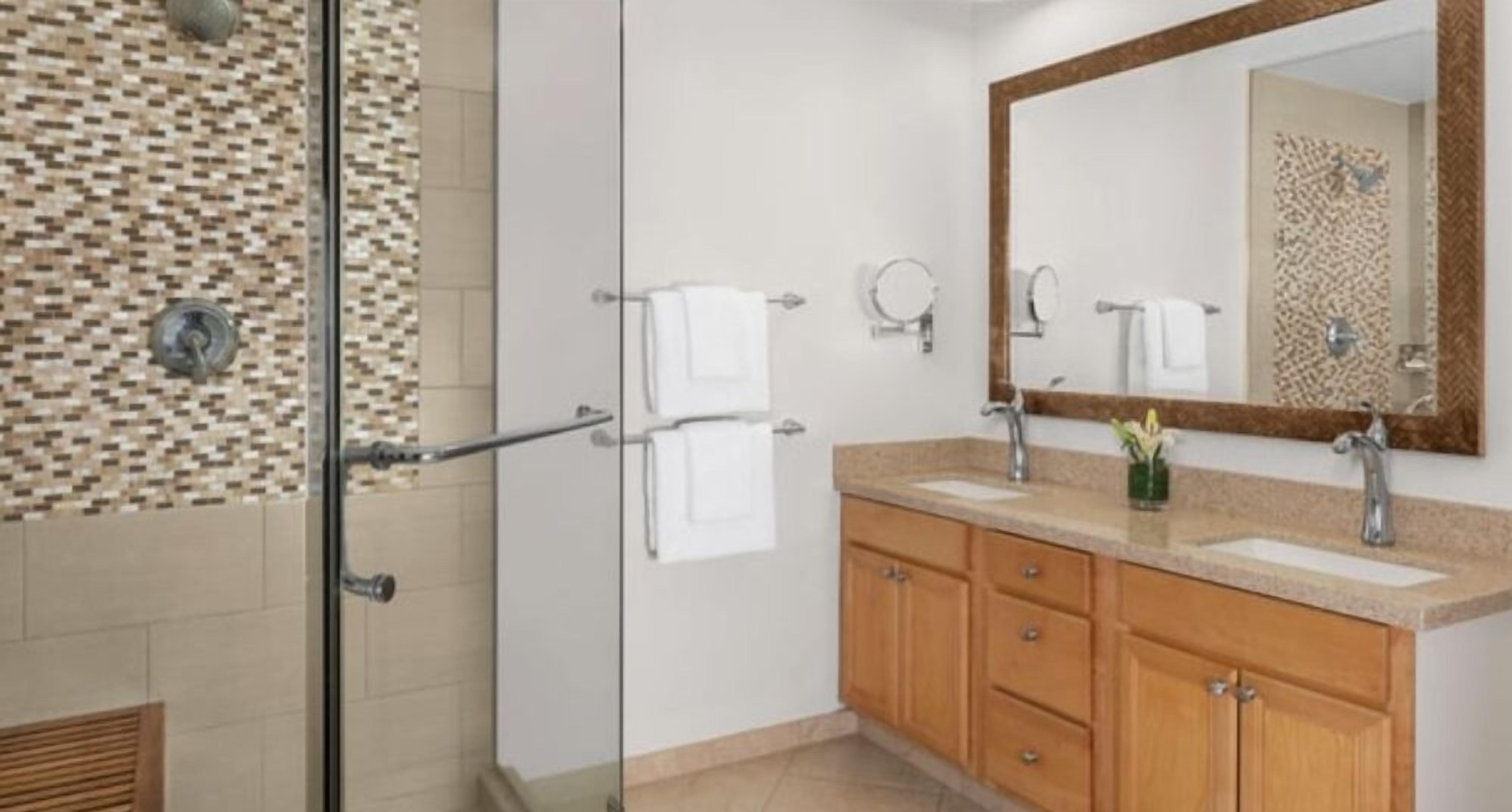 Dusche, Haartrockner, Handtücher, Shampoo