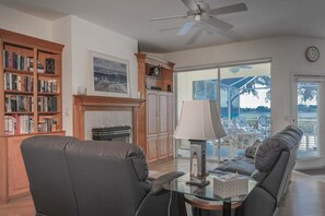 Smart TV, fireplace, offices - Desirable 3BR lakefront pool home in Palmetto - Cranes Galore (Palmetto)