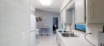 Relaxing pool home in Englewood - Awake Zone