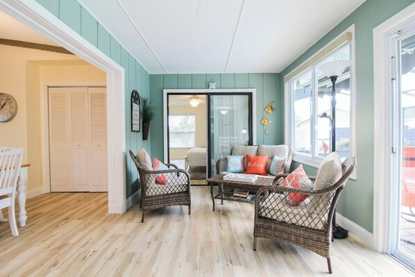 Interior - Gorgeous 2 BR / 2 BA Private Pool Home Near Siesta Key - Sweet Pineapple (Sarasota)