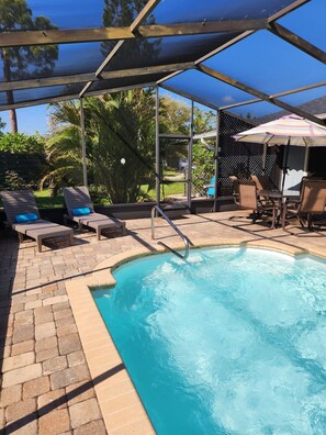 A heated pool - Gorgeous 2 BR / 2 BA Private Pool Home Near Siesta Key - Sweet Pineapple (Sarasota)