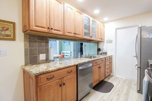 Fridge, microwave, oven, stovetop - Gorgeous 2 BR / 2 BA Private Pool Home Near Siesta Key - Sweet Pineapple (Sarasota)