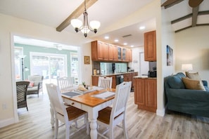 Interior - Gorgeous 2 BR / 2 BA Private Pool Home Near Siesta Key - Sweet Pineapple (Sarasota)