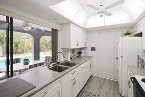 Coffee/tea maker, fridge, microwave, oven - Relaxing 2BR - Pool home close to attractions - Charlotte's Dream (Port Charlotte)