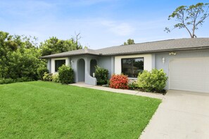 Exterior - Relaxing 2BR - Pool home close to attractions - Charlotte's Dream (Port Charlotte)