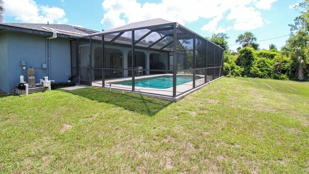 A house with a covered outdoor swimming pool and a screened porch. - Relaxing 2BR - Pool home close to attractions - Charlotte's Dream (Port Charlotte)