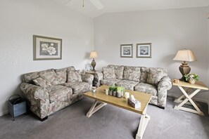 A living room with two sofas, a coffee table, and two lamps. - Relaxing 2BR - Pool home close to attractions - Charlotte's Dream (Port Charlotte)