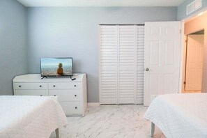 2 slaapkamers, een strijkplank/strijkijzer, gratis wifi, beddengoed