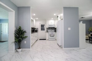 Een koelkast, een magnetron, een oven, een kookplaat