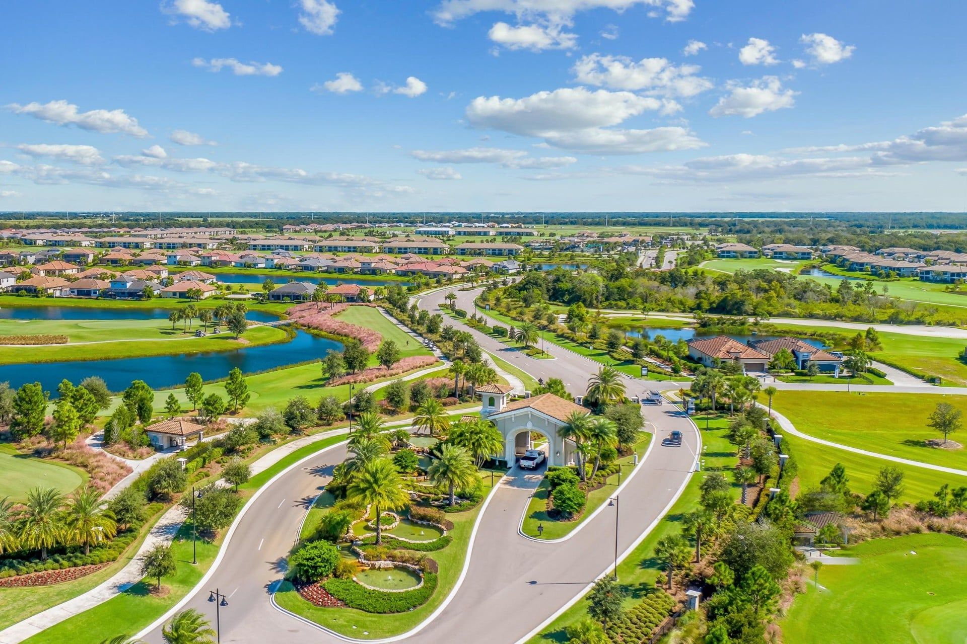 Un quartier résidentiel avec des maisons, des rues et un terrain de golf.