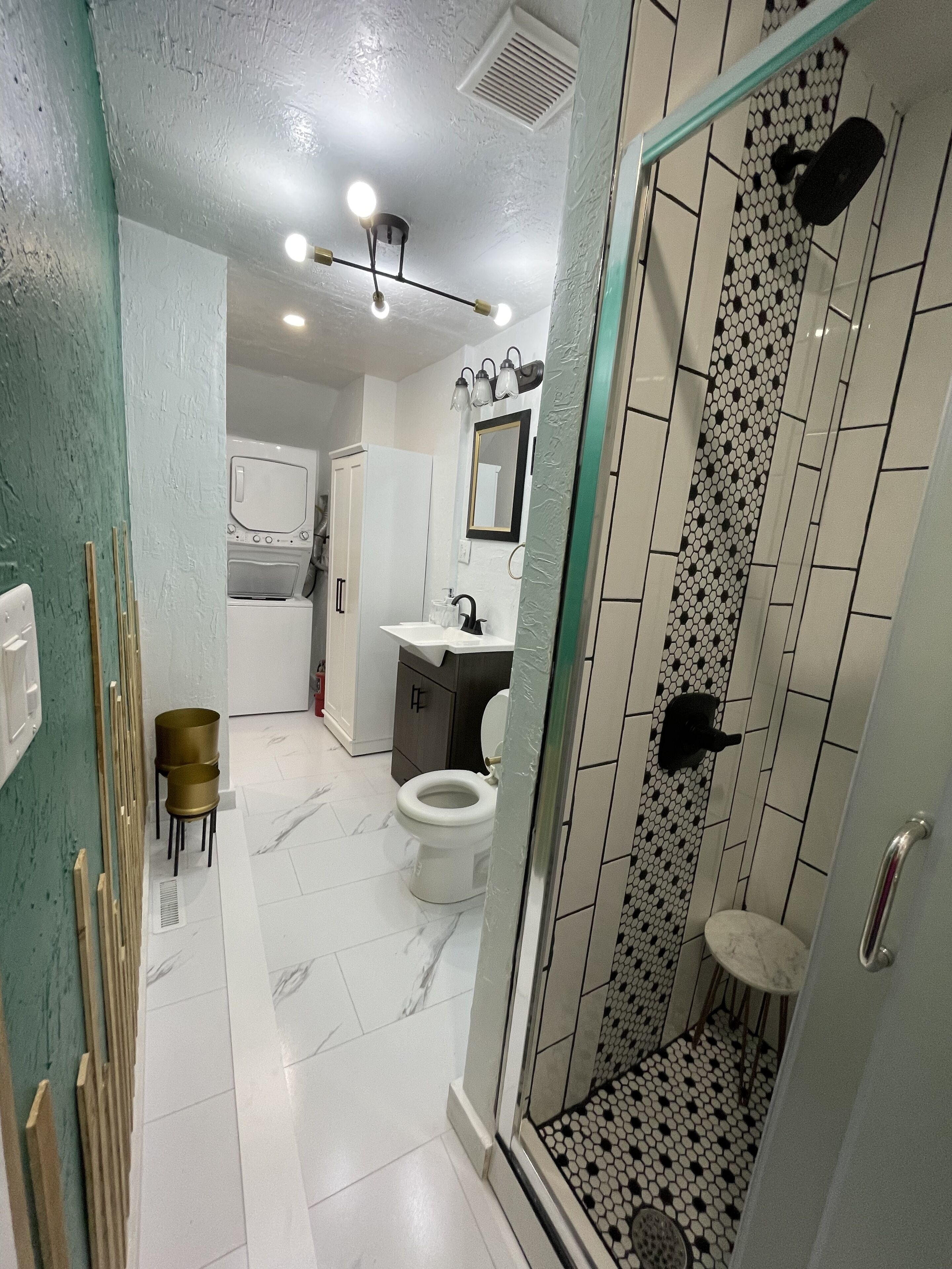 Een douche, een haardroger, handdoeken, zeep