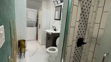 Dutxa, assecador de cabells, tovalloles i sabó