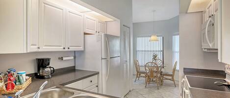 Kylskåp, mikrovågsugn, ugn och spishäll