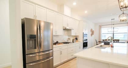 Exquisite waterfront 3BR pool home in Lorraine Lakes - Grand Getaway