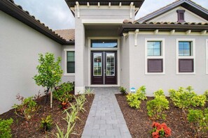 Exterior - Exquisite waterfront 3BR pool home in Lorraine Lakes - Grand Getaway (Bradenton)