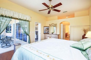 3 bedrooms, desk, iron/ironing board, free WiFi - Tranquil lakefront pool home in North Port - Rod And Reel (North Port)