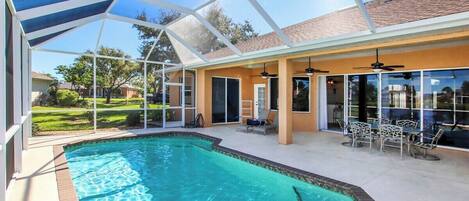 Een verwarmd zwembad