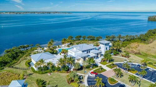 Stunning waterfront 3 BR / 3 BA condo with amazing views - A Wave from it all