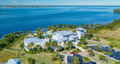 Stunning waterfront 3 BR / 3 BA condo with amazing views - A Wave from it all