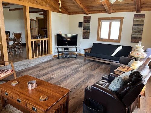 Peaceful, spacious 4 bedroom house in the country - Gazebo/Pond
