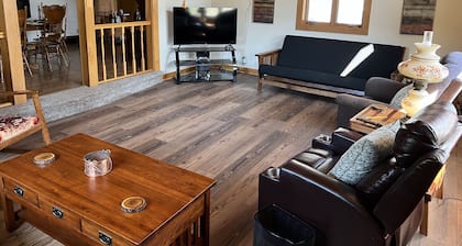 Peaceful, spacious 4 bedroom house in the country - Gazebo/Pond