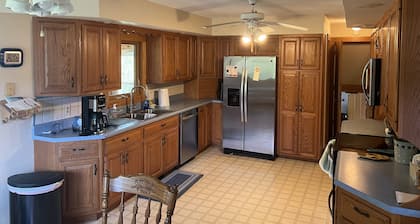 Peaceful, spacious 4 bedroom house in the country - Gazebo/Pond