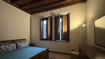 2 bedrooms, travel cot, free WiFi, bed sheets