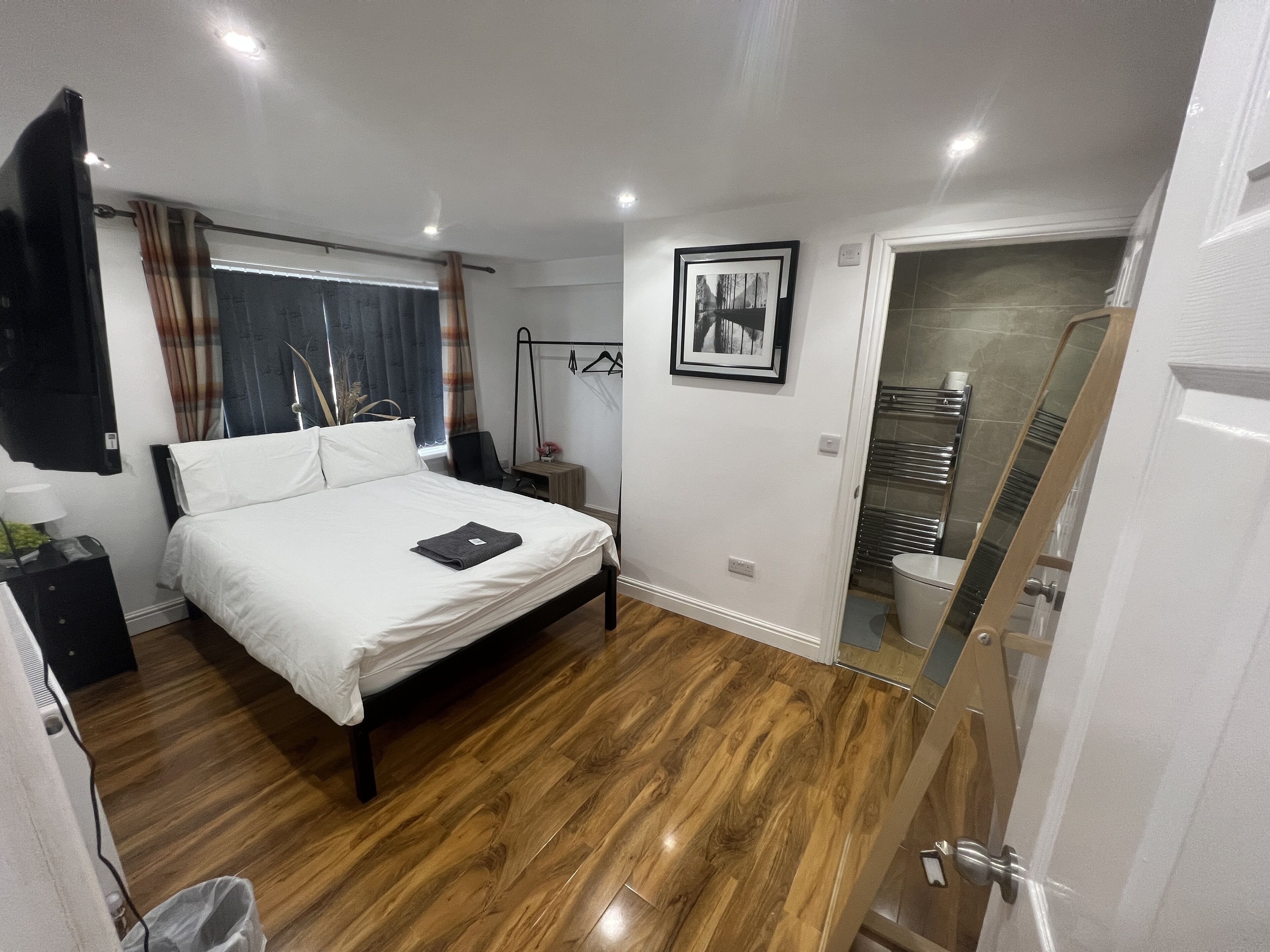 5 bedrooms, iron/ironing board, free WiFi, bed sheets