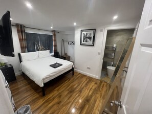 5 bedrooms, iron/ironing board, free WiFi, bed sheets