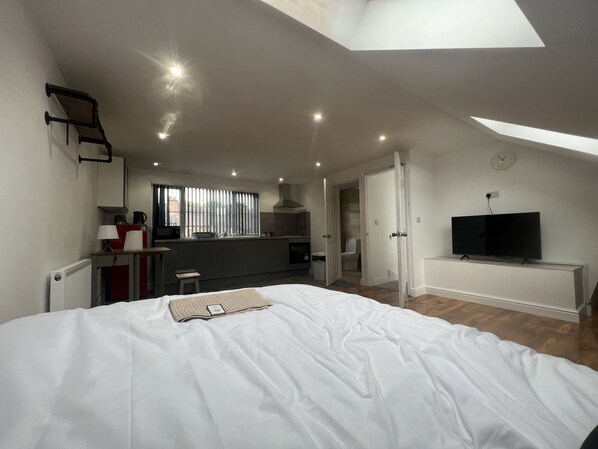 5 bedrooms, iron/ironing board, free WiFi, bed sheets