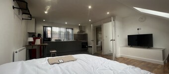 5 bedroom- Stunning Townhouse in City Centre near Alton Towers & Peak District